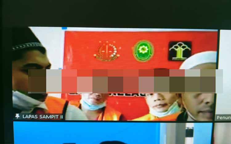Muhammad Mulyana alias Yayan, Kusmawata alias Ikus, Aceng Abdurohman alias Aceng, dan Fran terdakwa curi sawit