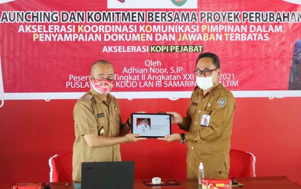 Bupati Seruyan Yulhaidir didampingi?Asisten Perekonomian dan Pembangunan Adhian Noor, melaunching Aplikasi Akselerasi KOPI PEJABAT