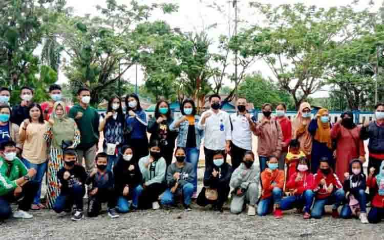 Tim karate Barito Utara foto bersama Sekretaris Umum KONI Barito Utara Simamoraturahman usai pelepasan dalam rangka mengikuti Open Turnamen untuk Karate se Kalimantan yang dilaksanakan di Banjarmasin Kalimantan Selatan (Kalsel), di halaman kantor SKB Barito Utara