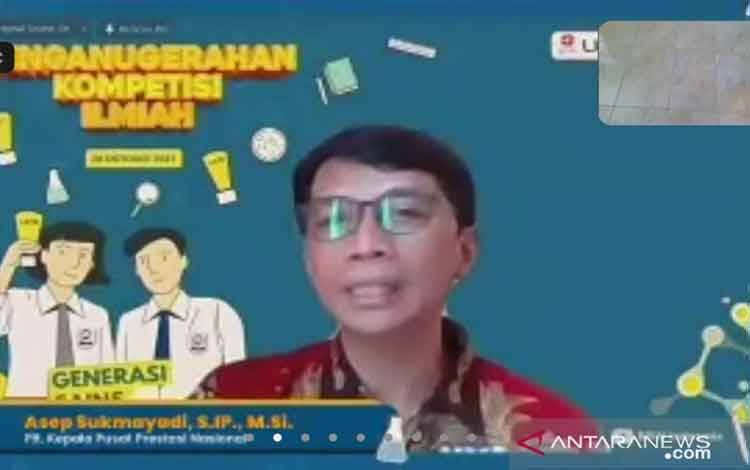 Pelaksana tugas Kepala Pusat Prestasi Nasional (Puspresnas) Kementerian Pendidikan, Kebudayaan, Riset, dan Teknologi (Kemdikbudristek) Asep Sukmayadi berbicara dalam acara Penganugerahan Kepada Pemenang Lomba Karya Ilmiah Remaja (LKIR) ke-53 tahun 2021 dan National Young Inventors Award (NYIA) ke-14 di Jakarta, Kamis (28/20/2021). (ANTARA/Martha Herlinawati Simanjuntak)