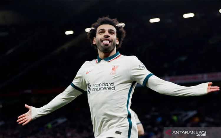 Pesepak bola Liverpool Mohamed Salah melakukan selebrasi setelah mencetak gol ke gawang Manchester United dalam laga pekan kesembilan Liga Inggris, di Stadion Old Trafford, Manchester, Inggris, Minggu (24/10/2021). Liverpool membantai Manchester United 5-0 dan Mohamed Salah membuat hat-trick dalam pertandingan ini. ANTARA FOTO/Reuters-Phil Noble/hp.