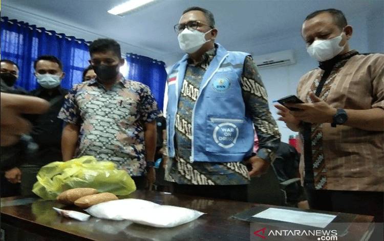 Arsip foto - BNN Sultra saat merilis kasus penangkapan pasutri di Bandara Haluoleo, Jumat (29/10/2021). (ANTARA/Harianto)