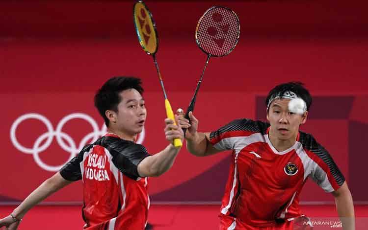 Ganda putra Indonesia Marcus Fernaldi Gideon/Kevin Sanjaya Sukamuljo mengembalikan kok ke arah ganda putra Taiwan Yang Lee/Chi-Lin Wang dalam penyisihan Grup A Olimpiade Tokyo 2020 di Musashino Forest Sport Plaza, Tokyo, Jepang, Selasa (27/7/2021). ANTARA FOTO/Sigid Kurniawan/wsj.