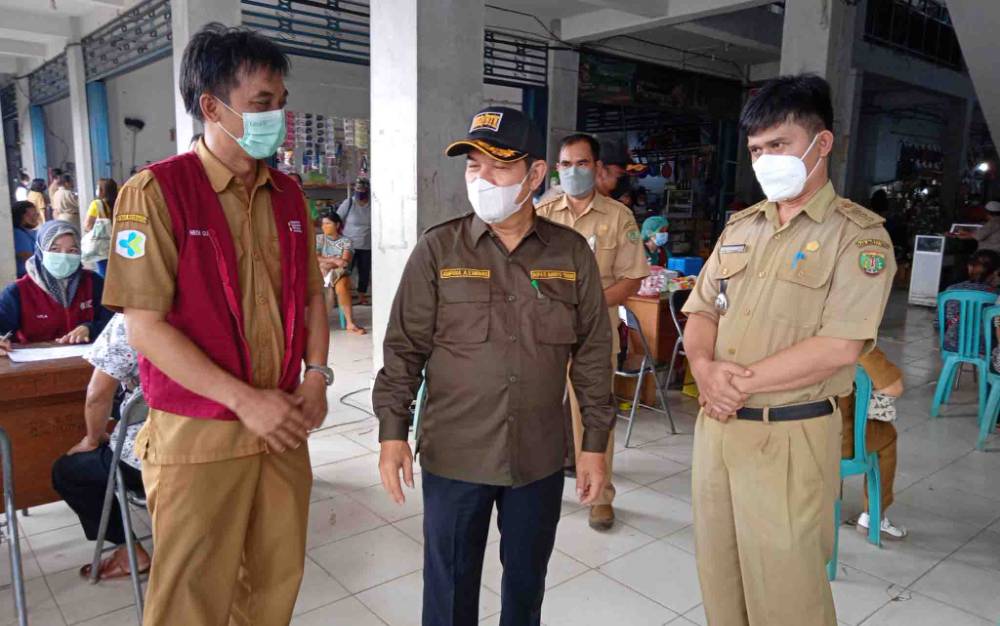Camat Dusun Timur, Ristanto Pratomo saat menghadiri peresmian Pojok Baca Digital.