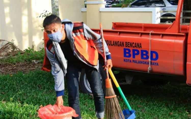 Pelanggar prokes di Palangka Raya menjalani sanksi kerja sosial