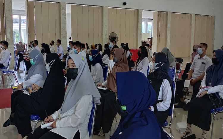 Pelaksanaan bimbtek pengelolaan arsip dinamis bagi pengelola kearsipan di aula kantor bupati Sukamara.