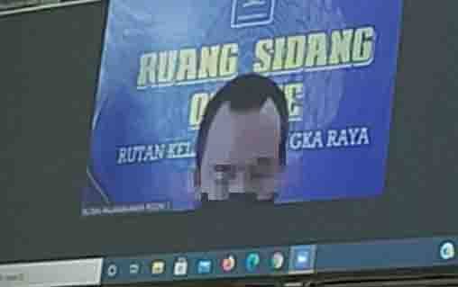 Terdakwa saat menjalani sidang tuntutan di PN Palangka Raya