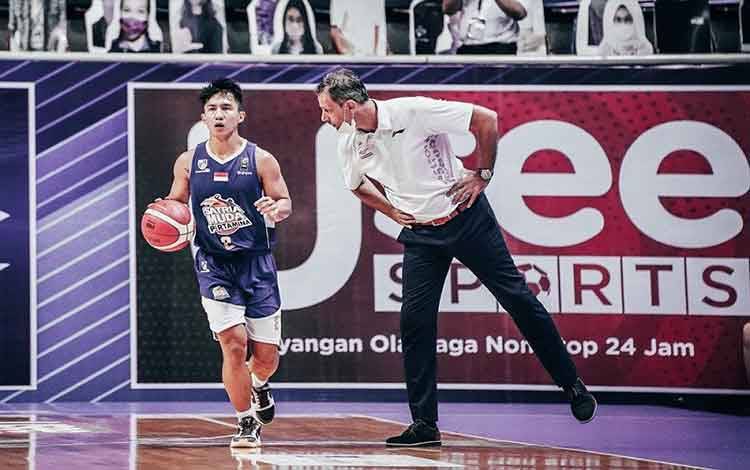 Pelatih Satria Muda Pertamina Jakarta Milos Pejic (kanan) memberi instruksi kepada point guard Hardianus Lakudu dalam gim kedua final IBL 2021 melawan Pelita Jaya Bakrie Jakarta di Mahaka Square Arena, Jakarta, Jumat (4/6/2021). (HO/IBL/Ariya Hoedajanto)