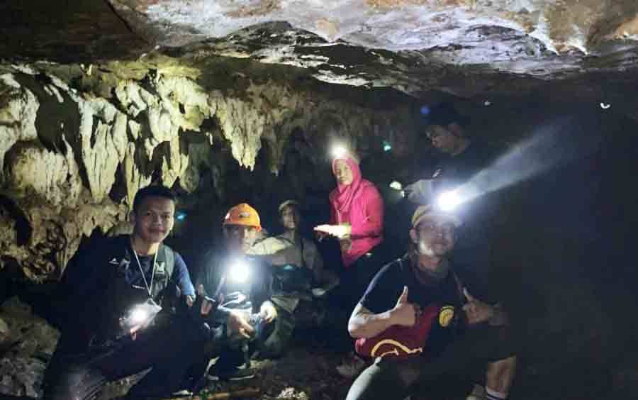 Komunitas pencinta alam Wonderful Barito saat berada dalam liang (goa) Kajaru di Dusun Bayas Kecamatan Teweh Tengah. Tampak salah seorang dari tim Wonderful Barito berfoto spot foto dalam Goa Kajaru