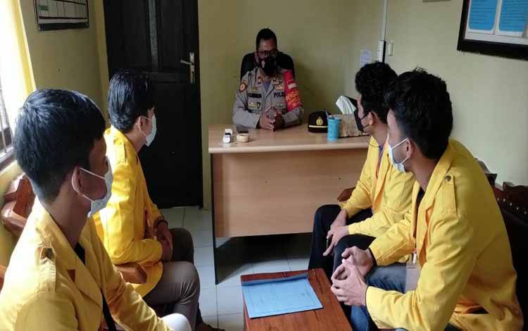 Kapolsek Gunung Bintang Awai IPTU Rahmat Saleh saat koordinasi dengan KKN mahasiswa UPR