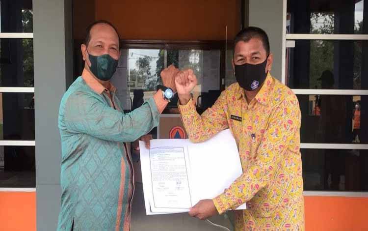 Kepala Pelaksana BPBD Kobar Syahruni (kanan) saat serah terima jabatan