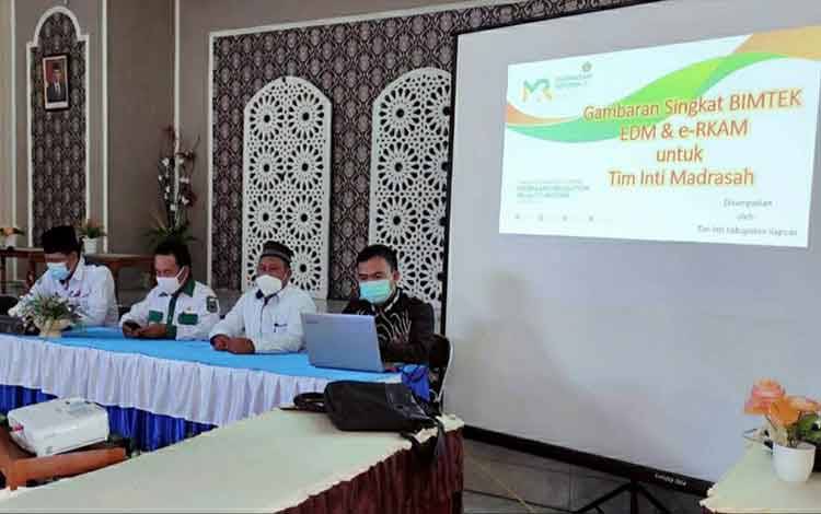 Kemenag Kapuas saat gelar Bimtek EDM dan e-RKAM, bertempat di aula Kemenag setempat