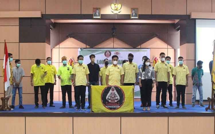 Ketua DPP Peradah Kalteng periode 2021-2024, Wawan Nopardo AS foto bersama dengan jajaran pengurus Peradah lainnya, Minggu, 7 November 2021.