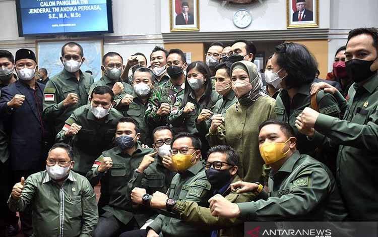 Foto bersama anggota Komisi I DPR bersama Jenderal TNI Andika Perkasa usai disetujui menjadi panglima TNI di Gedung DPR, Senayan, Jakarta, Sabtu (6/11/2021)