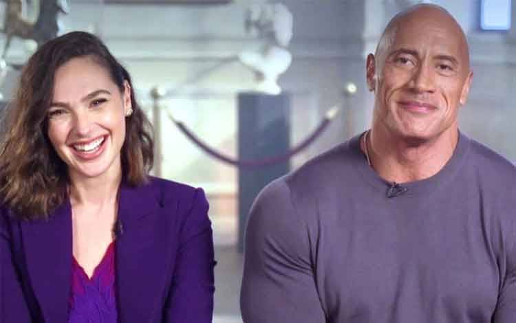 Gal Gadot dan Dwayne Johnson. (ANTARA/HO)