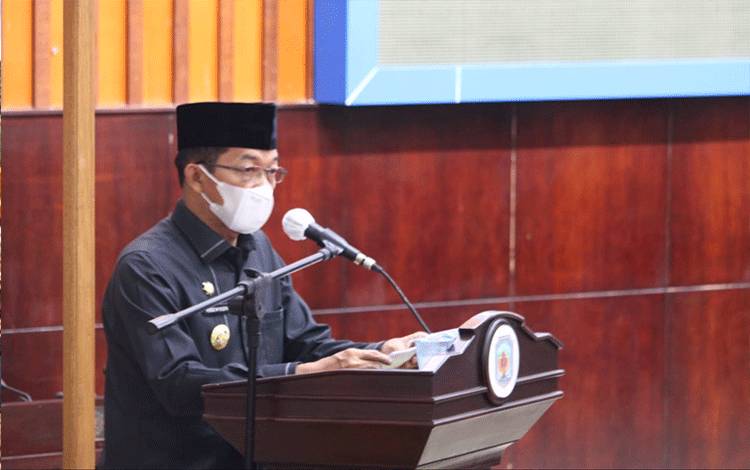 Bupati Murung Raya, Perdie M. Yoseph saat menyampaikan sambutannya ada kegiatan rapat paripurna penandatangan nota kesepakatan KUA PPAS tahun 2022.