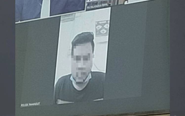 Terdakwa saat menjalani sidang putusan secara virtual di PN Palangka Raya.