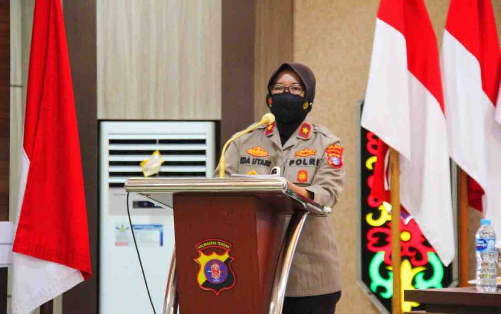 Wakapolda Kalteng Brigjen Ida Oetari Poernamasasi saat membuka kegiatan penyuluhan hukum dan etika bermedia sosial yang bermedia sosial yang bijak