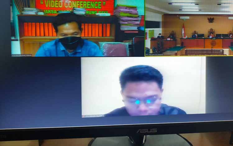 Terdakwa saat menjalani sidang virtual di Pengadilan Tipikor Palangka Raya