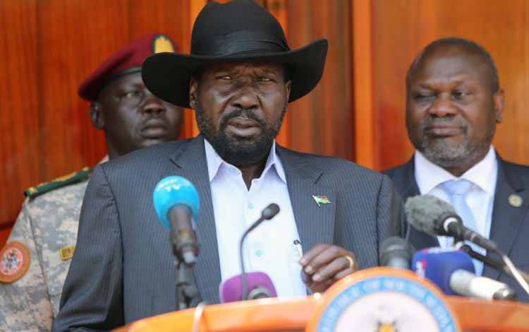 Presiden Sudan Selatan Salva Kiir Mayardit diapit oleh mantan Wakil Presiden dan mantan pemimpin pemberontakan Riek Machar mengadakan konferensi pers di State House di Juba, Sudan Selatan, Kamis (20/2/2020)