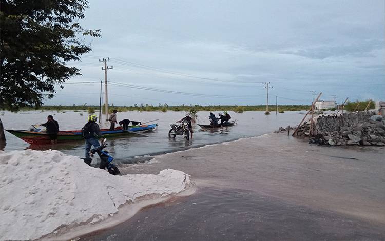Banjir menggenangi ruas jalan Trans Kalimantan, di Desa Tanjung Sangalang, Kecamatan Kahayan Tengah, Kabupaten Pulang Pisau, Minggu, 14 November 2021.