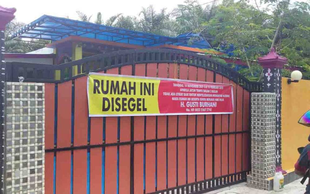 Rumah oknum kepala desa di Kecamatan Kotawaringin Lama yang disegel warga. (foto : IST)
