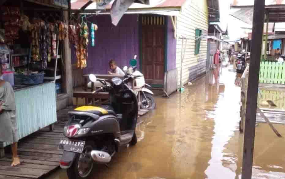 Banjir yang terjadi di pemukiman warga yang berada di daerah bantaran sungai.