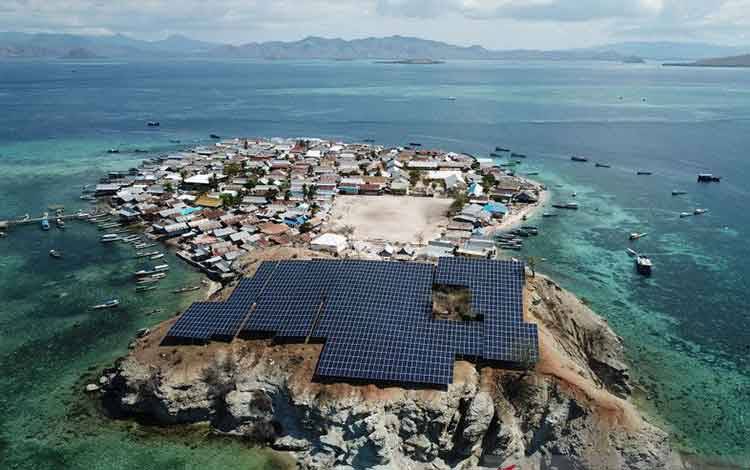 Instalasi pembangkit listrik tenaga surya (PLTS) yang terpasang di Pulau Messah, Nusa Tenggara Timur. ANTARA/HO-PLN