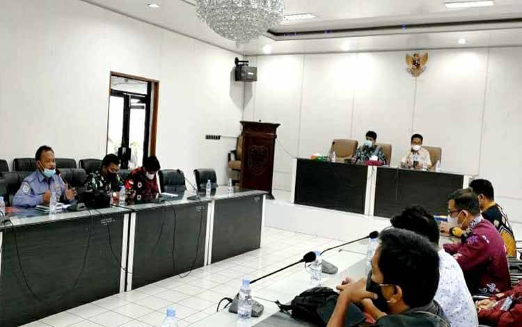 Asisten Sekda bidang perekonomian dan pembangunan Rahmad Muratni didampingi Kepala Dinas Sosial PMD Barito Utara Eveready Noor saat memimpin rapat permohonan pemindahan pemakaman pasien Covid-19