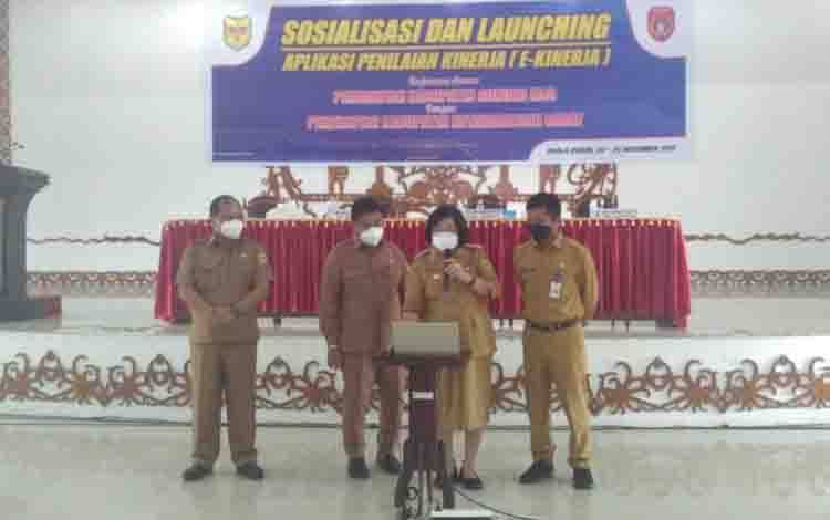 Wabup Gumas Efrensia L.P Umbing melaunching aplikasi e-Kinerja