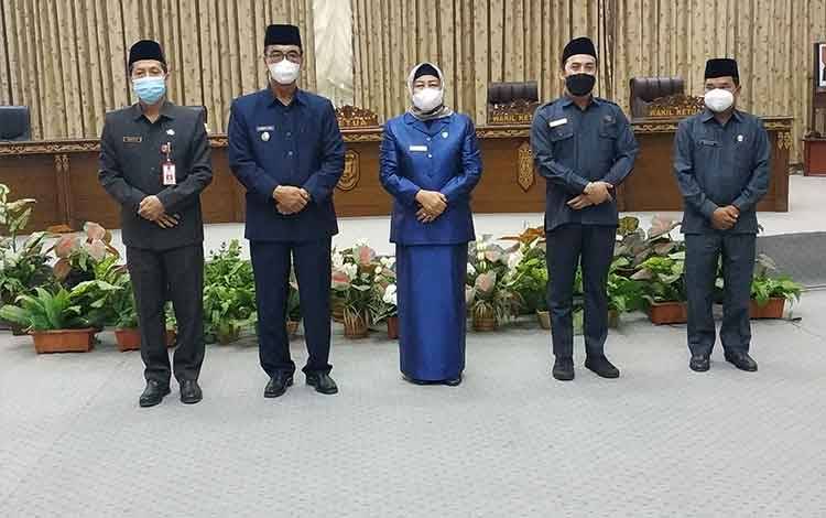 Wakil Bupati Barito Utara, Sugianto Panala Putra didampingi Sekda Barito Utara, Muhlis berfoto bersama pimpinan DPRD Barito Utara usai sidang paripurna penandatanganan nota kesepakatan rancangan KUA dan PPAS Kabupaten Barito Utara tahun anggaran 2022, Senin, 22 November 2021.
