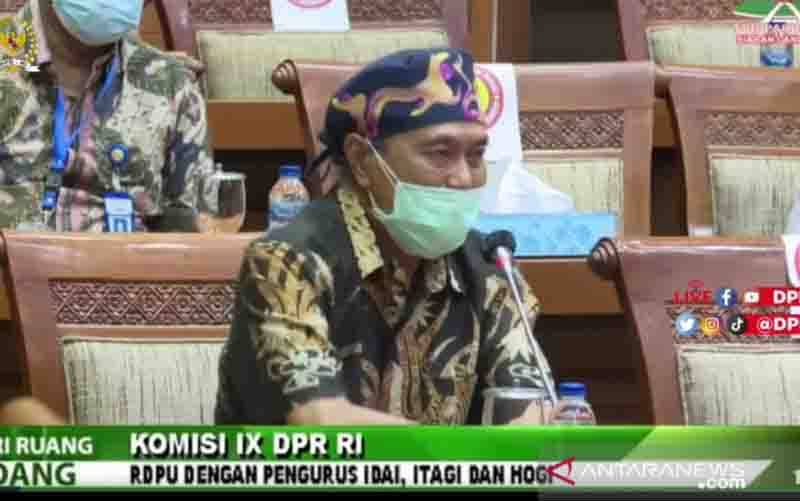 Tangkapan layar Ketua Himpunan Onkologi Ginekologi Indonesia (HOGI) Andrijono saat hadir dalam Rapat Dengar Pendapat bersama Komisi IX yang diikuti dari YouTube DPR RI di Jakarta, Senin (22/11/2021). (foto : ANTARA/Andi Firdaus).