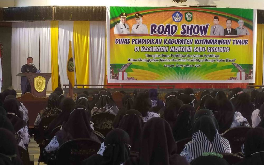 Bupati Kotim, Halikinnor menyampaikan sambutan dalam roadshow Dinas Pendidikan Kotawaringin Timur di Kecamatan Mentawa Baru Ketapang