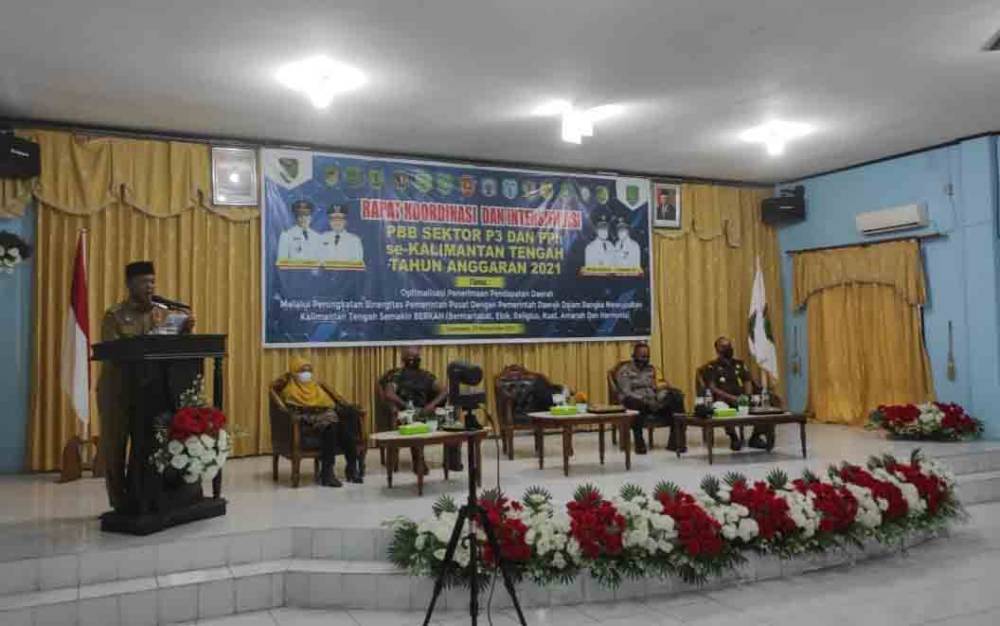Bupati Sukamara, Windu Subagio membuka rapat koordinasi intensifikasi PBB dan PPH Provinsi dan Kabupaten Kota