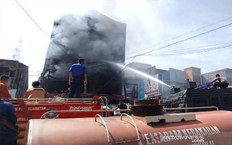 Minimarket sekaligus toko kosmetik 'New Khatulistiwa' yang berada di jalan K. Z. Abidin Kelurahan Belakang Pondok Kecamatan Ratu Samban Kota Bengkulu terbakar Selasa sekitar pukul 05.30 WIB. ANTARA/dokumen