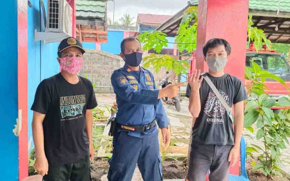 Kepala Seksi Pengendali Operasi dan Komunikasi Penyelamatan, Sucipto menunjukan jari pria setelah cincin berhasil dilepas