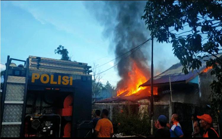 Water Conon milik Ditsamapta Polda Kalteng bersama Damkar Kota Palangka Raya berupaya melakukan pemadaman.