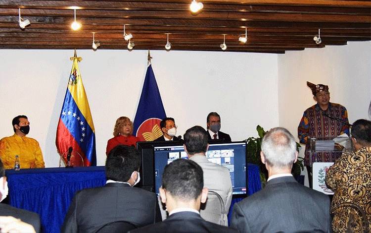 Duta Besar RI untuk Venezuela Imam Edy Mulyono (kanan) sebagai Ketua ASEAN Committee in Caracas (ACC) mewakili negara anggota ASEAN dengan menyampaikan sambutan pada Festival ASEAN ke-4 di Venezuela bertempat di galeri seni PDVSA La Estancia, Caracas. (ANTARA/HO-KBRI Caracas)