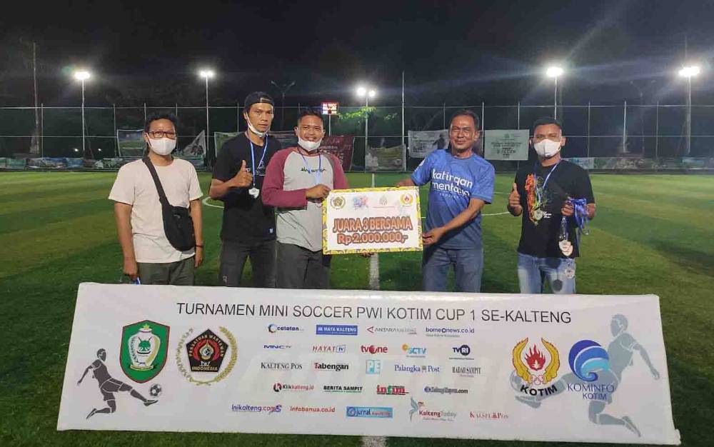 Kasi Rotan PT RMU, Arwin Mangaraja Harapan menyerahkan hadiah kepada juara 3 Turnamen Mini Soccer PWI Kotim Cup I antarwartawan se Kalteng di Sampit.