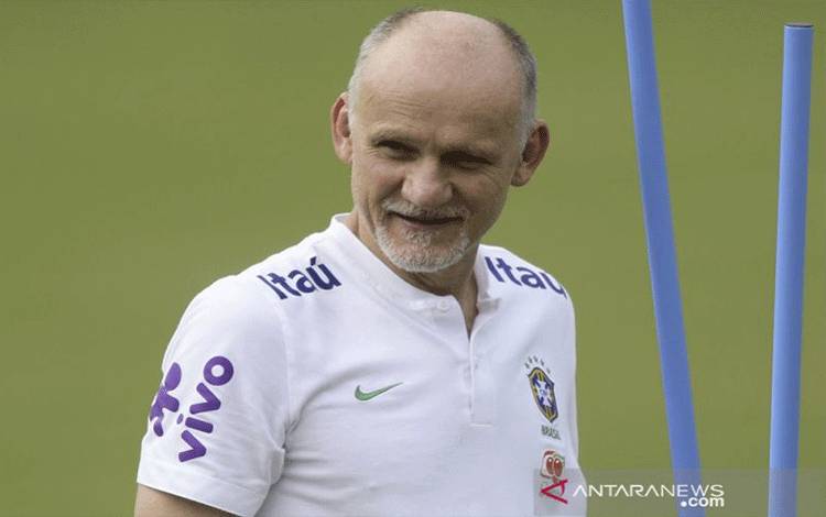 Foto arsip - Pelatih kiper tim nasional Brazil Claudio Taffarel saat mendampingi sesi latihan di Salvador, Bahia, Brazil, pada 19 Juni 2019. (ANTARA/AFP/Juan Mabromata)