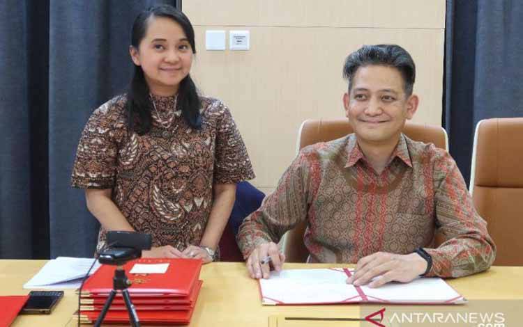 Wakil Duta Besar RI untuk China Dino R Kusnadi (kanan) berpose bersama Atase Perdagangan KBRI Beijing Marina Novira Anggraini setelah penandatanganan LoI senilai Rp24,2 triliun dengan pengusaha China pada 30 November 2021