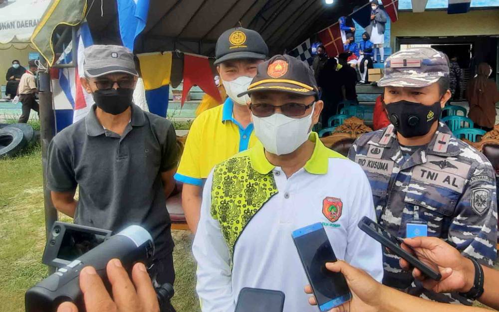 Bambang Djatmiko Trikora, Staf Ahli Bidang Kemasyarakatan dan SDM Sekretariat Daerah Kobar, saat diwawancarai awak media seusai menghadiri pembukaan LKBB di Lapangan Senggora, Kumai