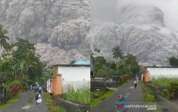 Tangkapan layar - Sejumlah warga berlarian menghindari awan panas dari letusan Gunung Semeru di kawasan Pronojiwo, Kabupaten Lumajang, Jawa Timur, Sabtu (4/12/2021). ANTARA/HO-Media sosial warga/aa. (Handout media sosial warga)