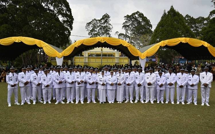 Para kades lakukan foto bersama usai dilantik Bupati Kobar dalam Pilkades Serentak 2019.