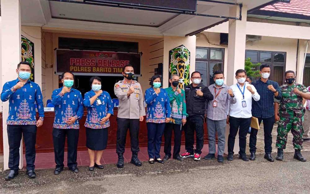 Foto bersama setelah pertemuan mediasi dan klarifikasi yang digelar Polres Barito Timur