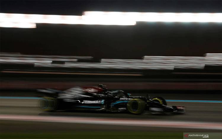 Pebalap tim Mercedes Lewis Hamilton menjalani sesi latihan bebas Grand Prix Abu Dhabi, Sirkuit Yas Marina, UAE. (10/12/2021) (ANTARA/REUTERS/HAMAD I MOHAMMED)