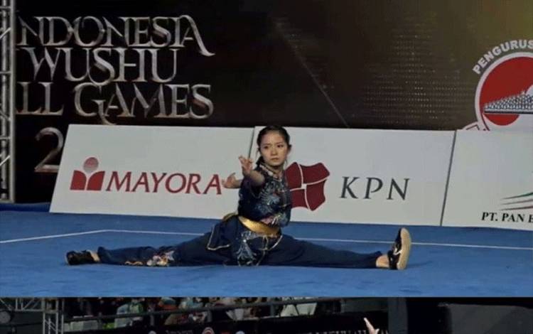 Sherly Alpines saat berlaga di kejuaraan wushu Indonesia All Games 2021, di Jakarta. (Antarasumbar/HO-KUMHAM Sumbar)