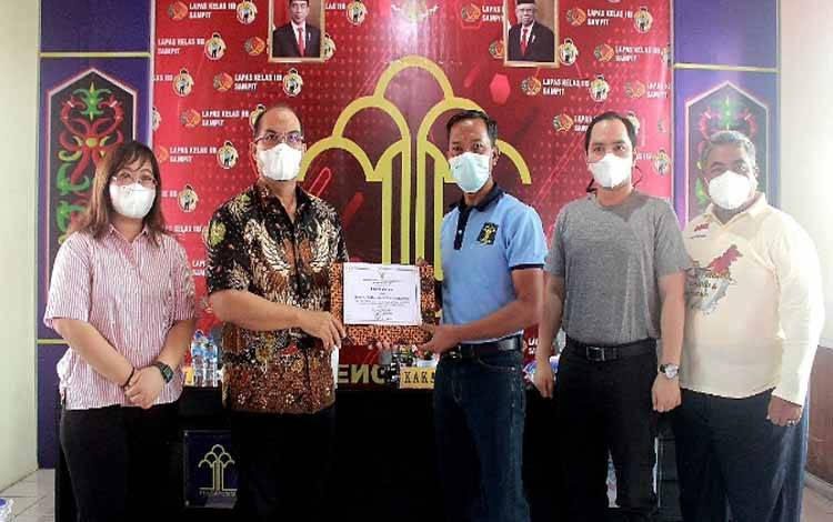 Lapas Kelas IIB Sampit menerima penghargaan layanan publik berbasis HAM