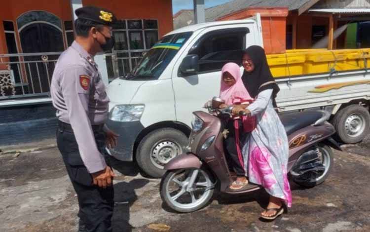 Anggota Polsek Jelai saat melakukan Operasi Yustisi