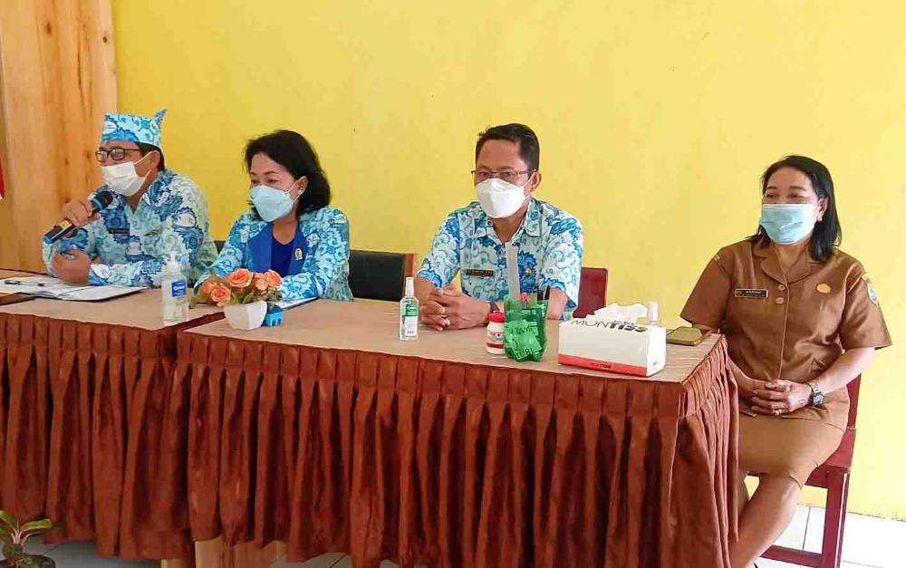 Wakil Ketua 3 Pengurus IGI Pusat, Yuserto (paling kiri) bersama Ketua IGI Barito Timur Yuli Rinawati saat melakukan Monev di SDN Longkang.